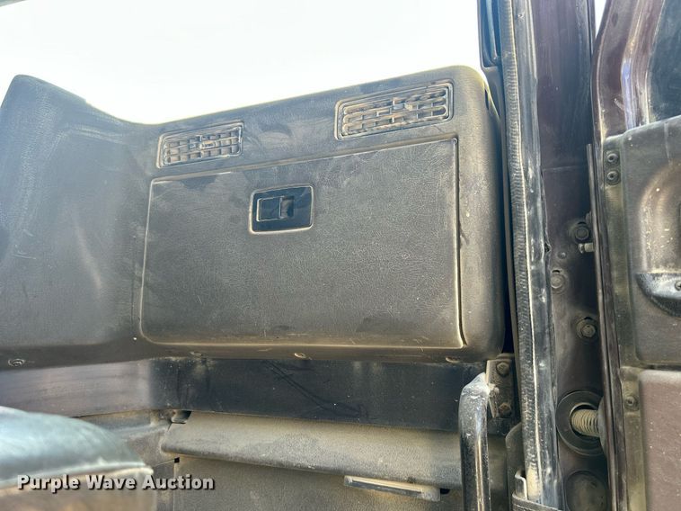 image for item DQ0893 2000 International 5600i  dump truck