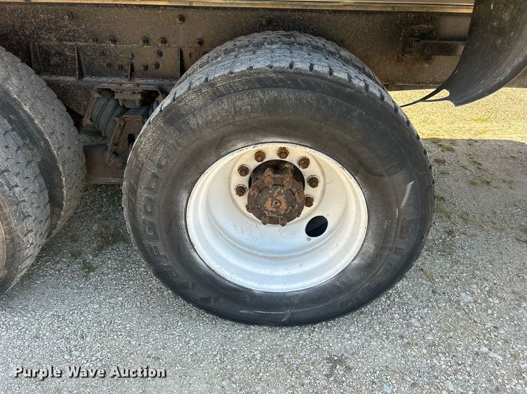 image for item DQ0893 2000 International 5600i  dump truck