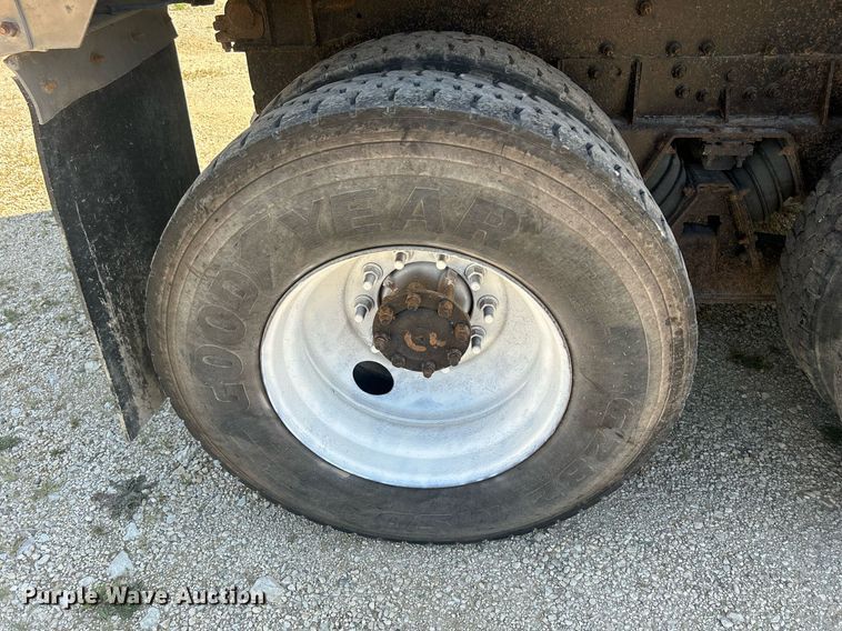 image for item DQ0893 2000 International 5600i  dump truck