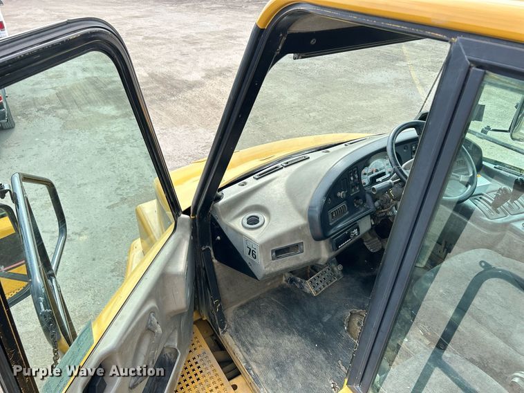 image for item DQ0920 2004 Caterpillar 730  haul truck