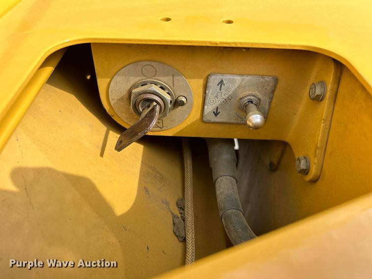 image for item DQ0920 2004 Caterpillar 730  haul truck