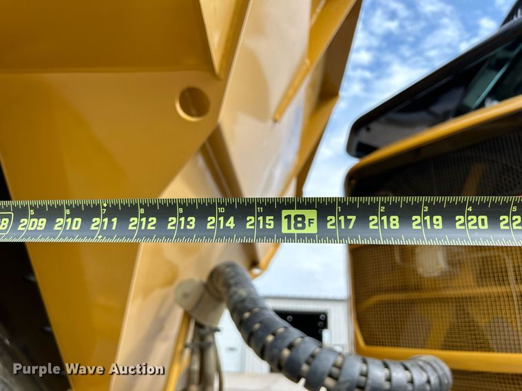 image for item DQ0920 2004 Caterpillar 730  haul truck