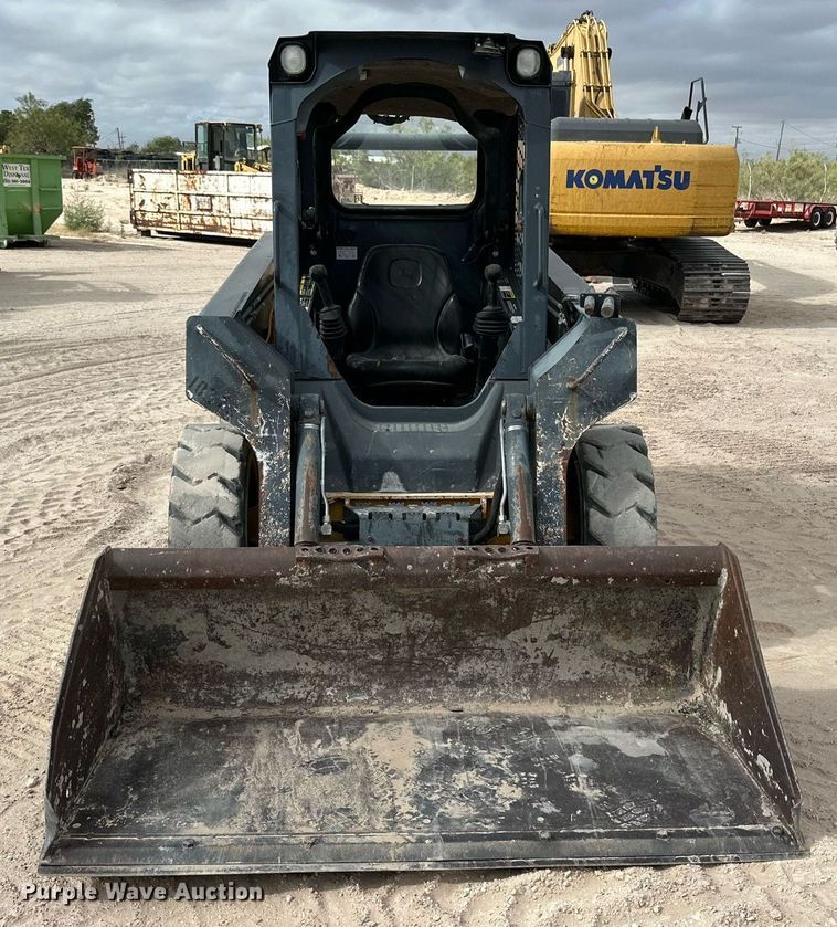 image for item DQ1380 2014 John Deere 318D  skid steer loader