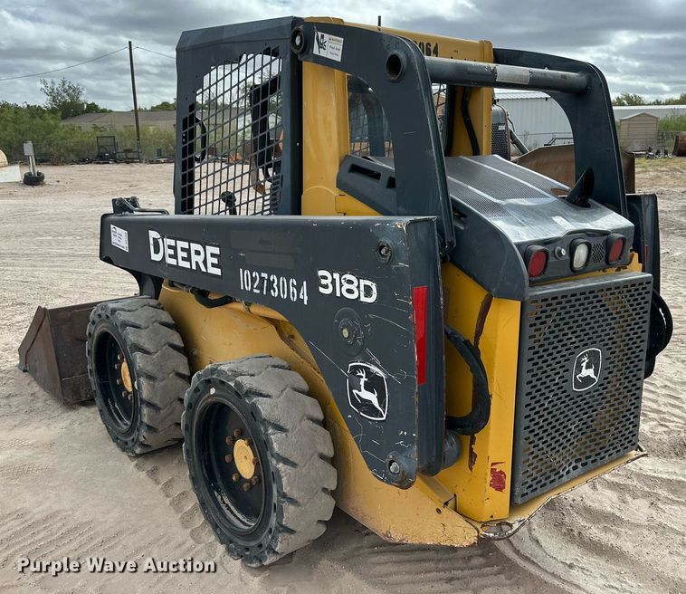 image for item DQ1380 2014 John Deere 318D  skid steer loader