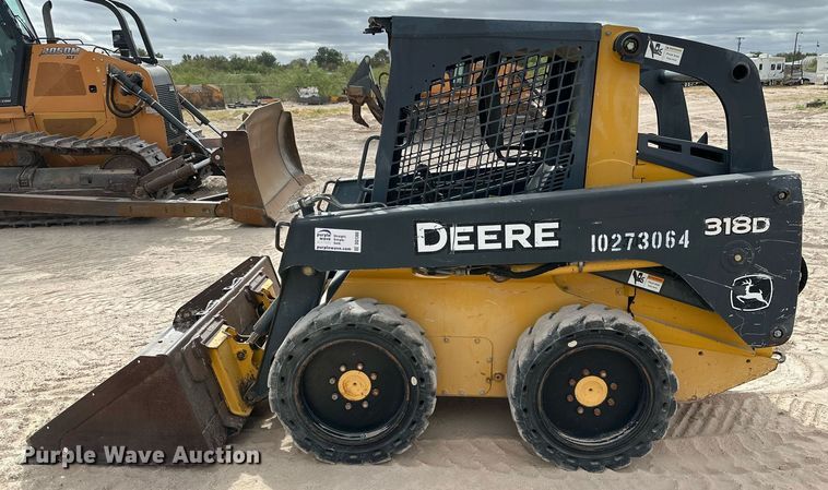 image for item DQ1380 2014 John Deere 318D  skid steer loader