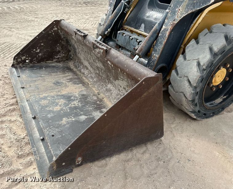 image for item DQ1380 2014 John Deere 318D  skid steer loader