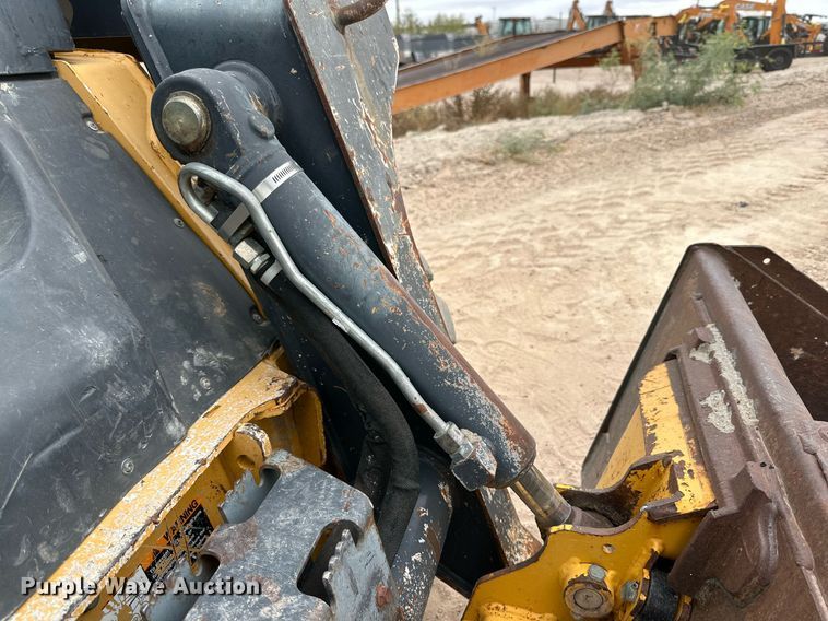 image for item DQ1380 2014 John Deere 318D  skid steer loader