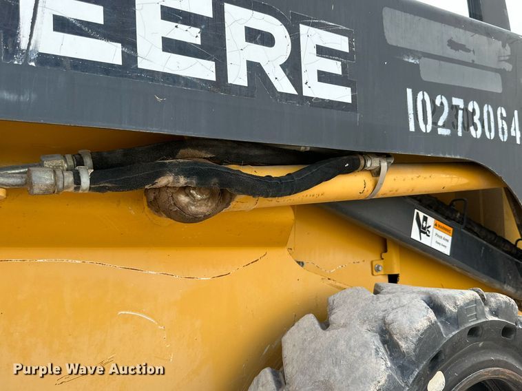 image for item DQ1380 2014 John Deere 318D  skid steer loader