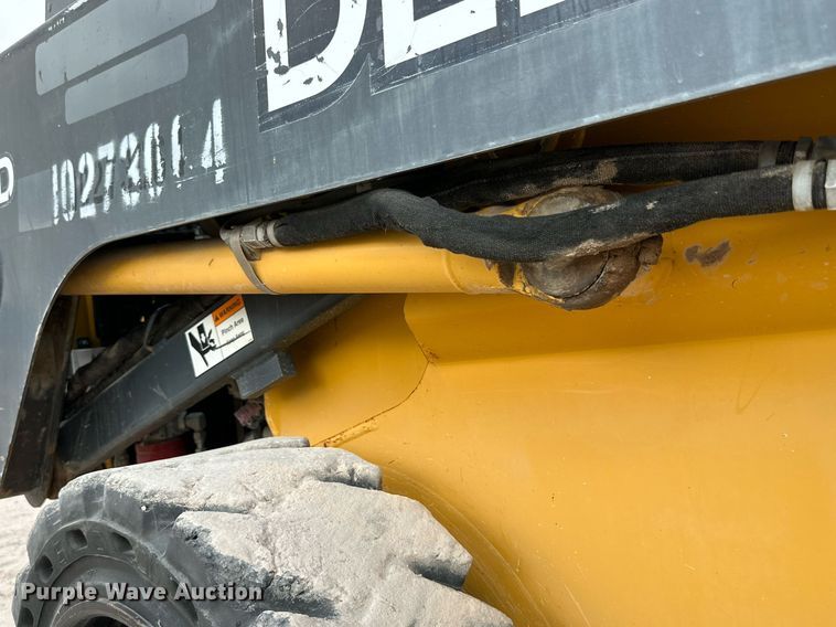 image for item DQ1380 2014 John Deere 318D  skid steer loader