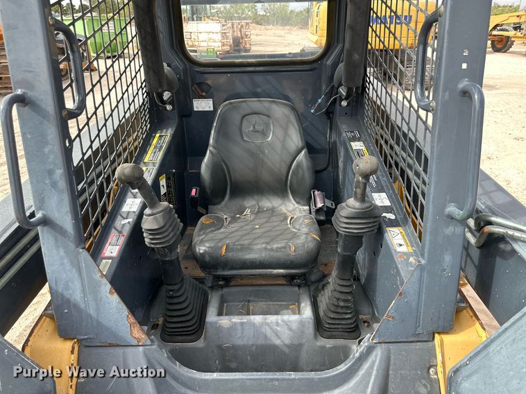 image for item DQ1380 2014 John Deere 318D  skid steer loader