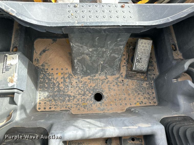 image for item DQ1380 2014 John Deere 318D  skid steer loader