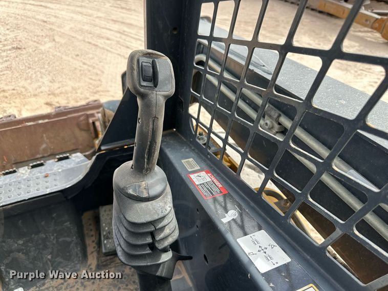 image for item DQ1380 2014 John Deere 318D  skid steer loader