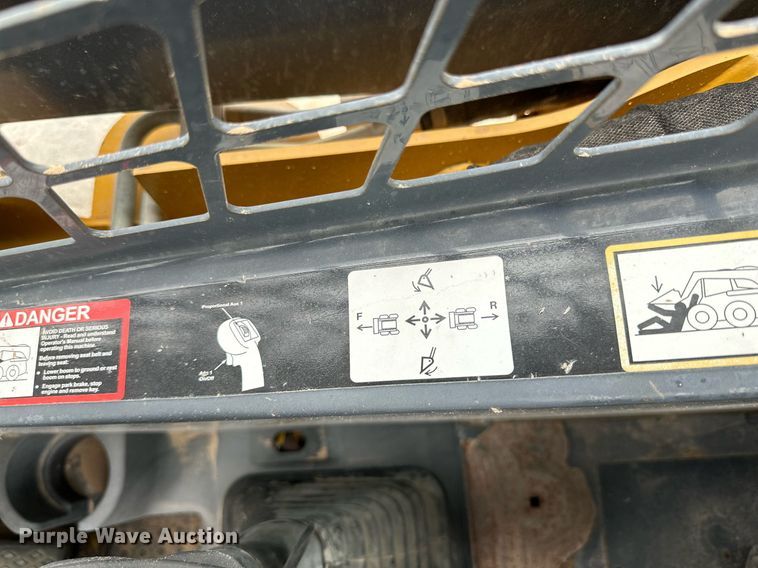 image for item DQ1380 2014 John Deere 318D  skid steer loader