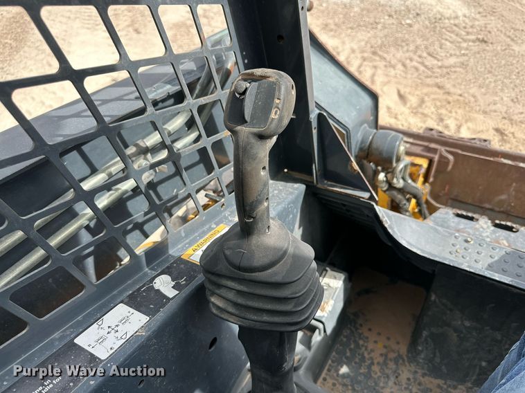 image for item DQ1380 2014 John Deere 318D  skid steer loader