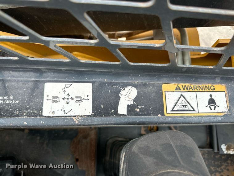 image for item DQ1380 2014 John Deere 318D  skid steer loader