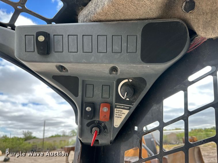 image for item DQ1380 2014 John Deere 318D  skid steer loader