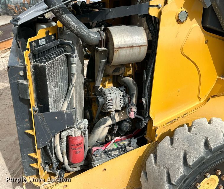 image for item DQ1380 2014 John Deere 318D  skid steer loader