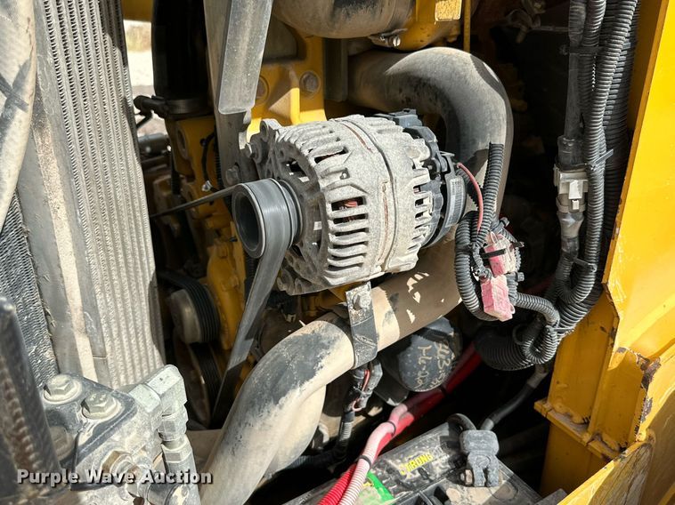 image for item DQ1380 2014 John Deere 318D  skid steer loader