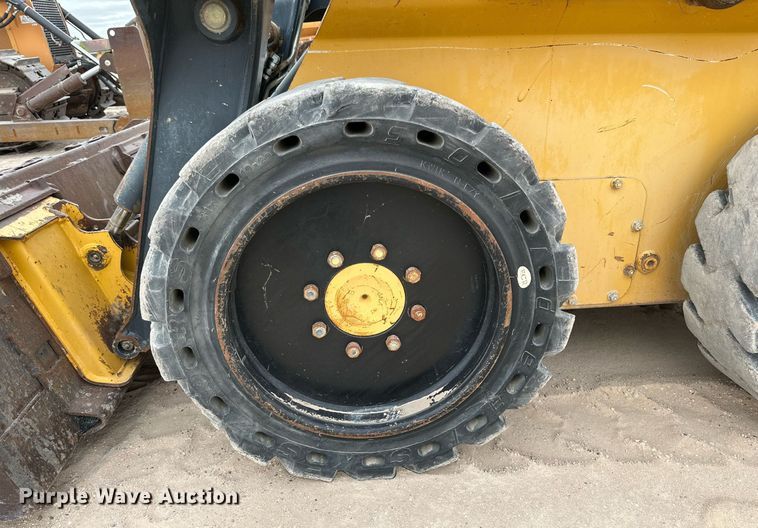 image for item DQ1380 2014 John Deere 318D  skid steer loader