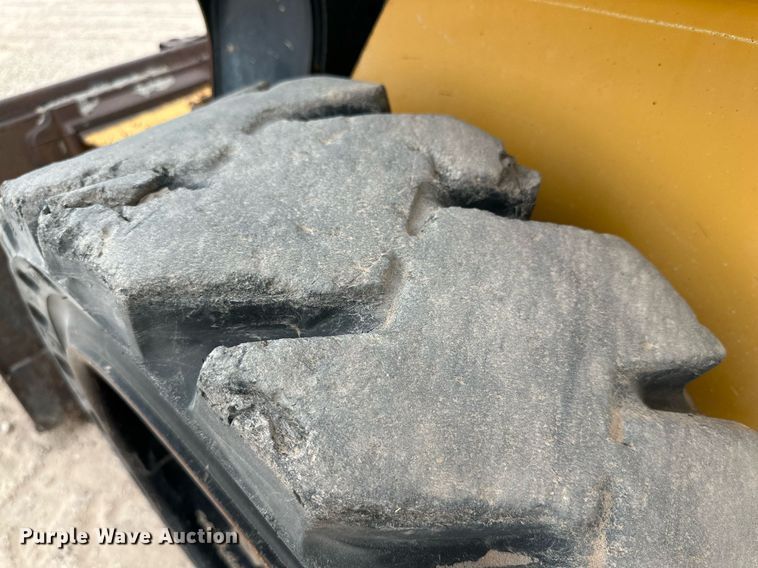 image for item DQ1380 2014 John Deere 318D  skid steer loader