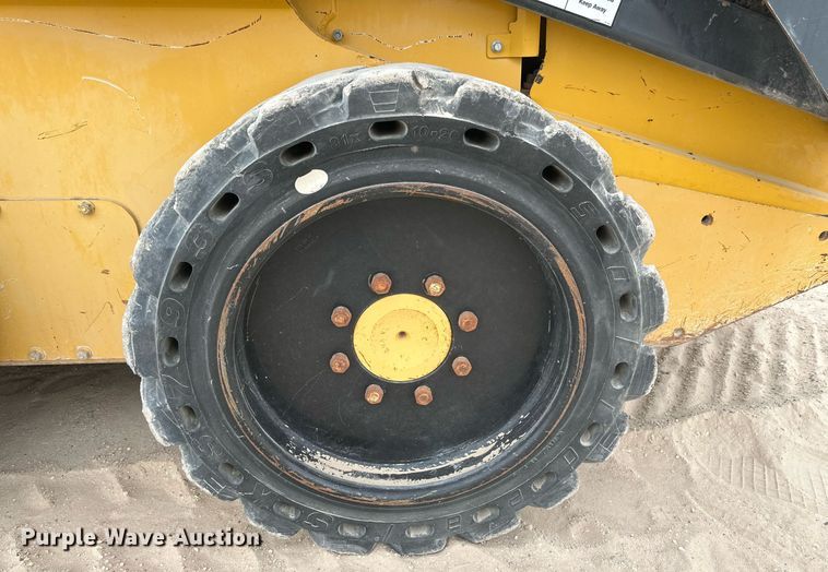 image for item DQ1380 2014 John Deere 318D  skid steer loader