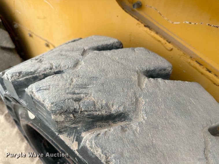 image for item DQ1380 2014 John Deere 318D  skid steer loader