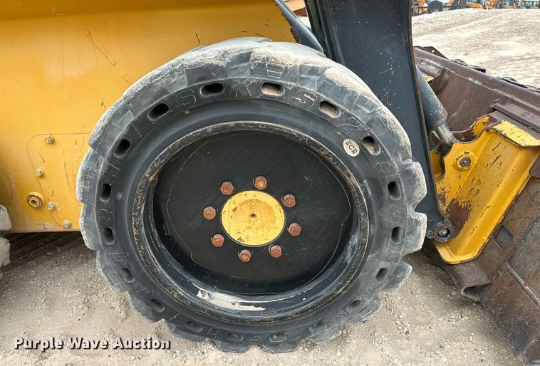 image for item DQ1380 2014 John Deere 318D  skid steer loader