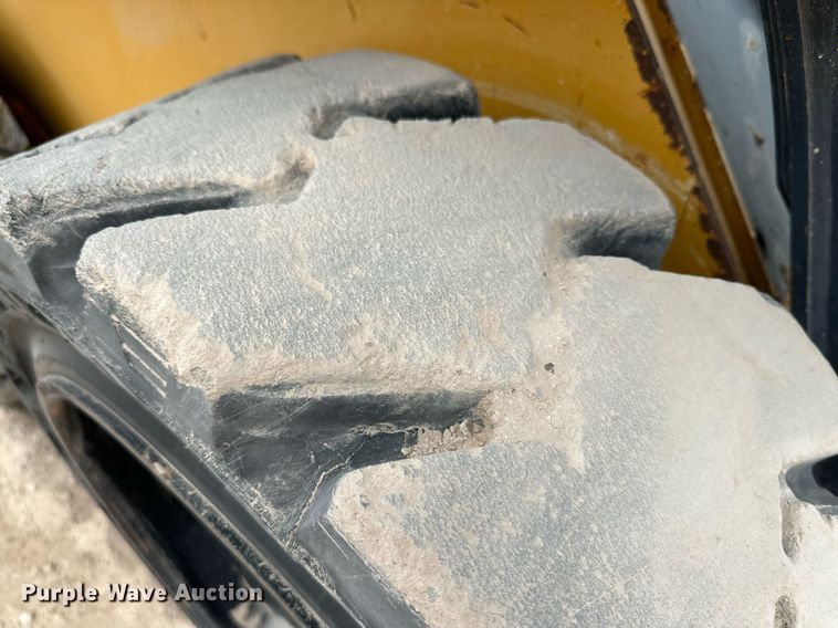 image for item DQ1380 2014 John Deere 318D  skid steer loader