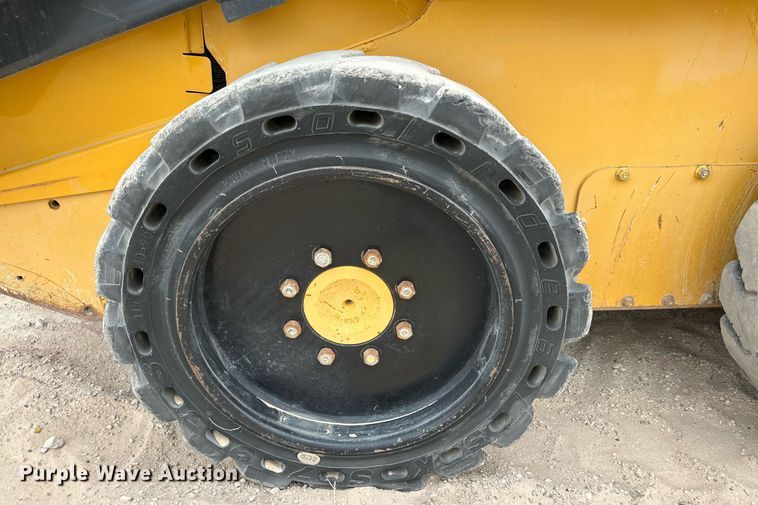 image for item DQ1380 2014 John Deere 318D  skid steer loader