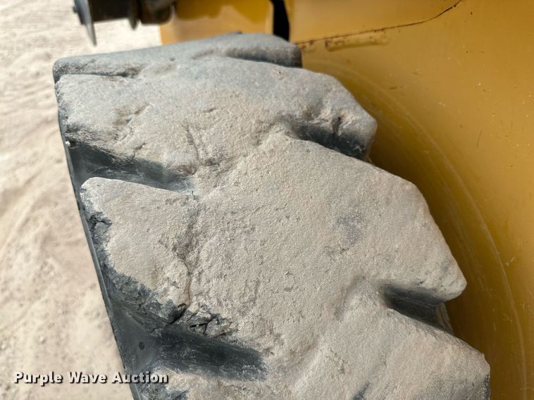 image for item DQ1380 2014 John Deere 318D  skid steer loader