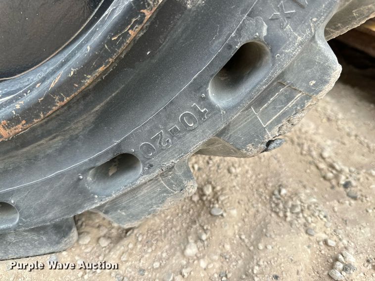 image for item DQ1380 2014 John Deere 318D  skid steer loader