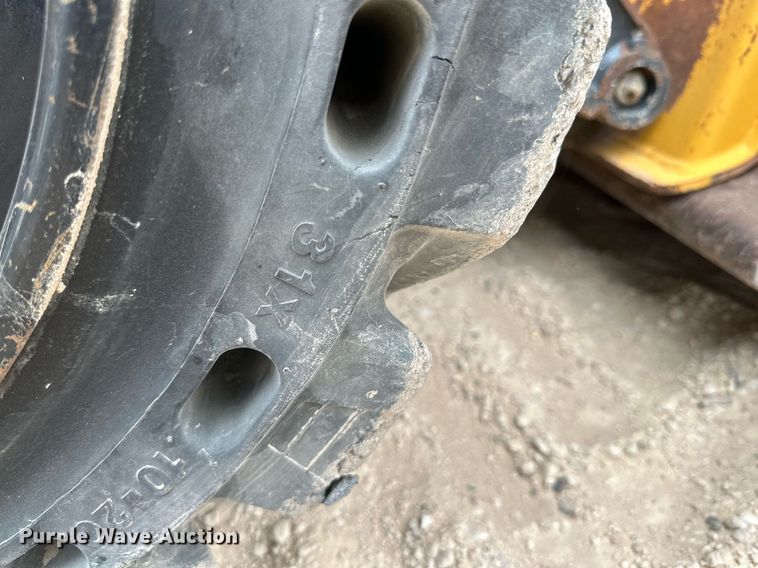 image for item DQ1380 2014 John Deere 318D  skid steer loader