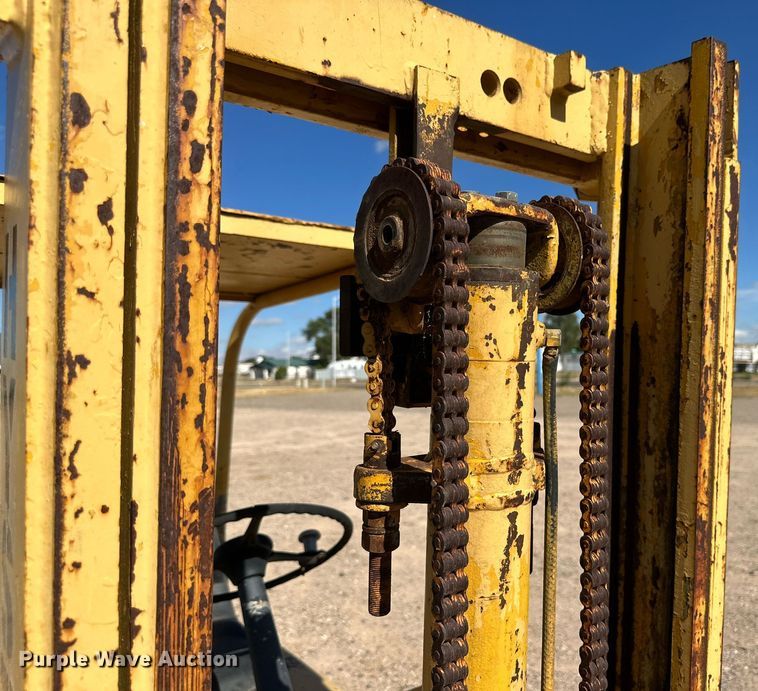 image for item DQ1385 Hyster 40  forklift