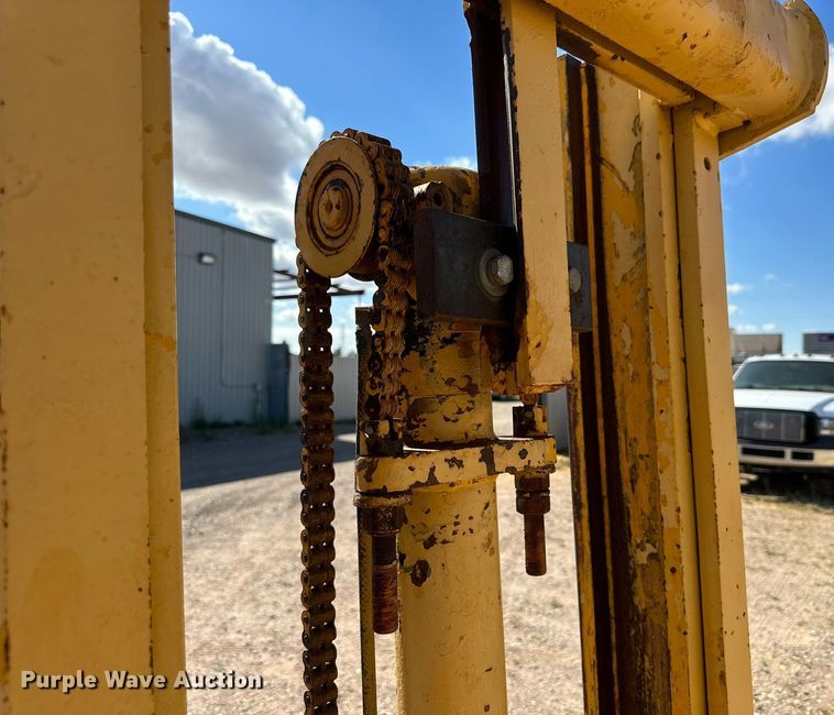 image for item DQ1385 Hyster 40  forklift