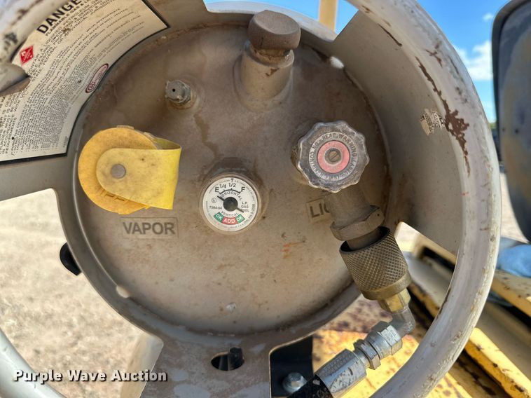 image for item DQ1385 Hyster 40  forklift