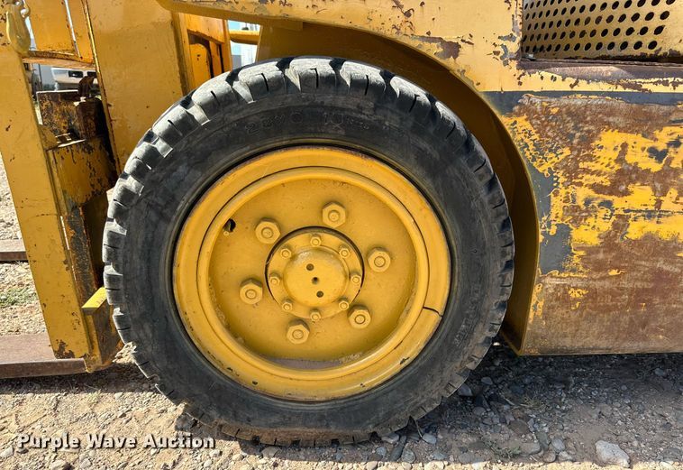 image for item DQ1385 Hyster 40  forklift