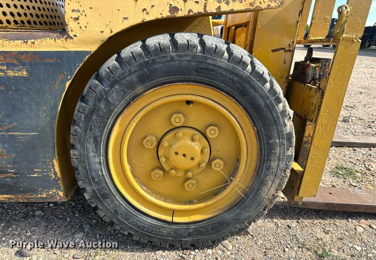 image for item DQ1385 Hyster 40  forklift