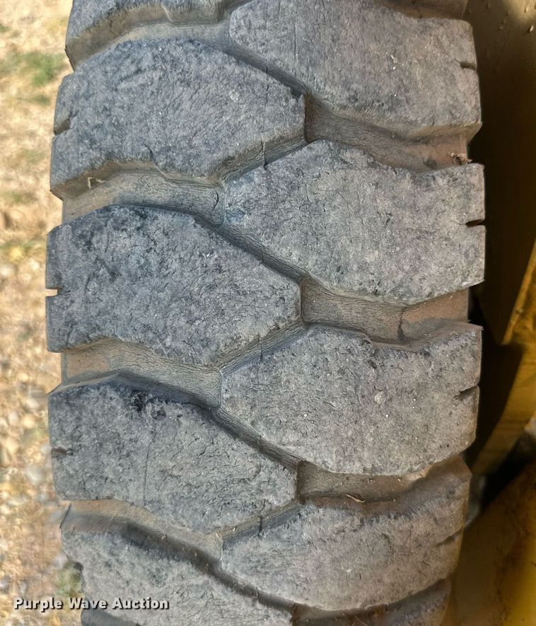 image for item DQ1385 Hyster 40  forklift