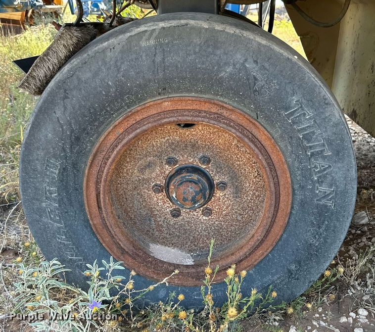 image for item DQ1411 2006 Ingersoll Rand PT125R  pneumatic roller