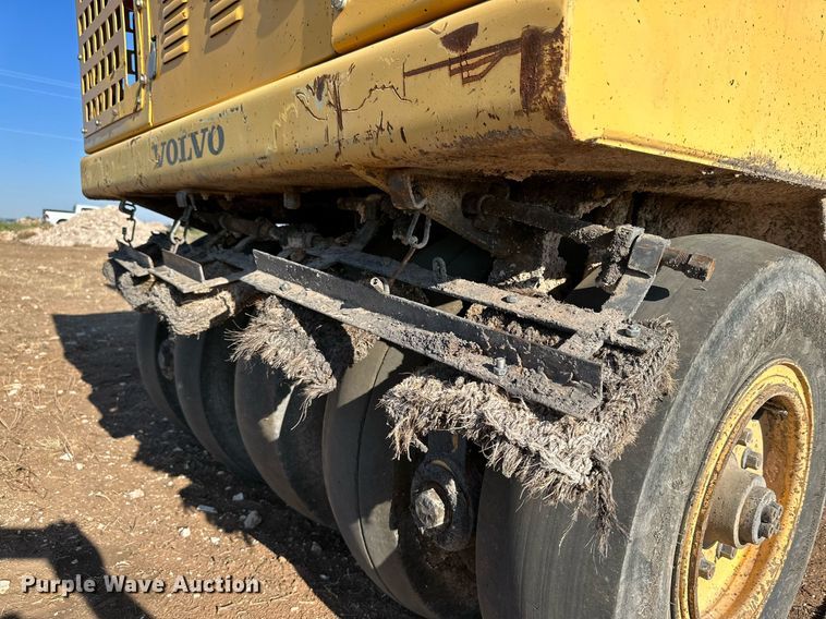 image for item DQ1412 Volvo PT125R  pneumatic roller