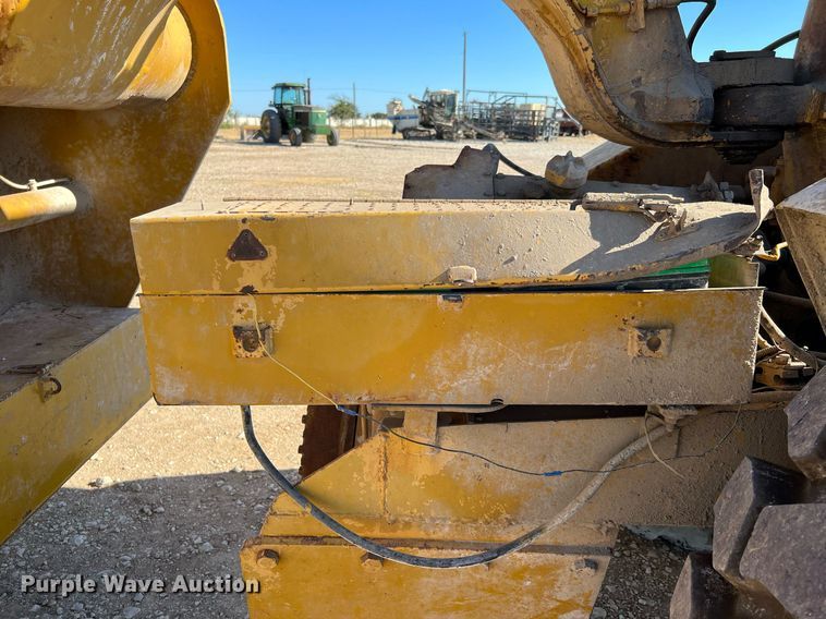 image for item DQ2162 Caterpillar 613C  water wagon