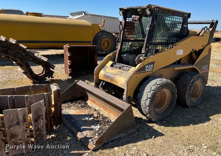 image for item DQ2164 2005 Caterpillar 242B  skid steer loader