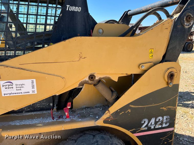 image for item DQ2164 2005 Caterpillar 242B  skid steer loader
