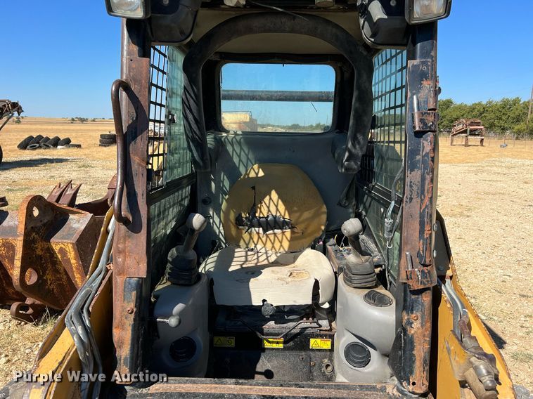 image for item DQ2164 2005 Caterpillar 242B  skid steer loader