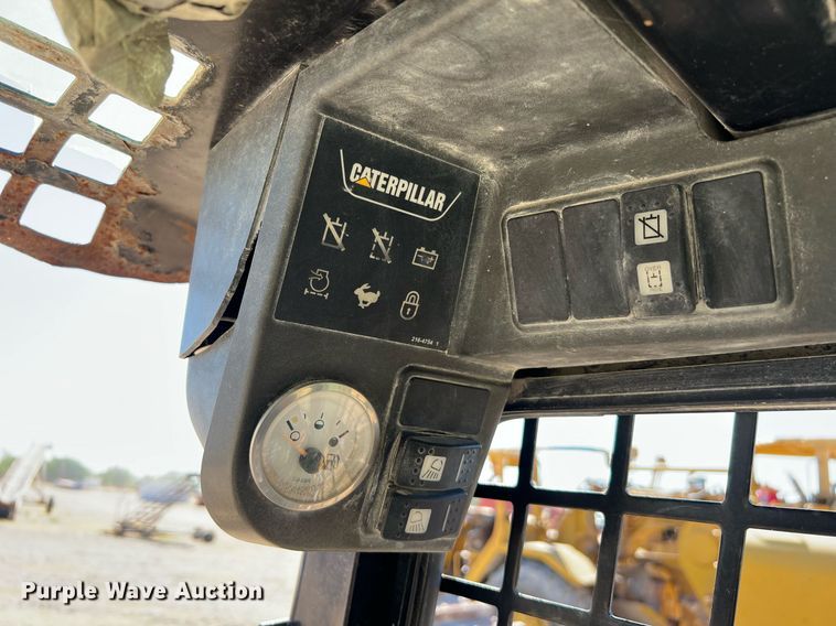 image for item DQ2164 2005 Caterpillar 242B  skid steer loader