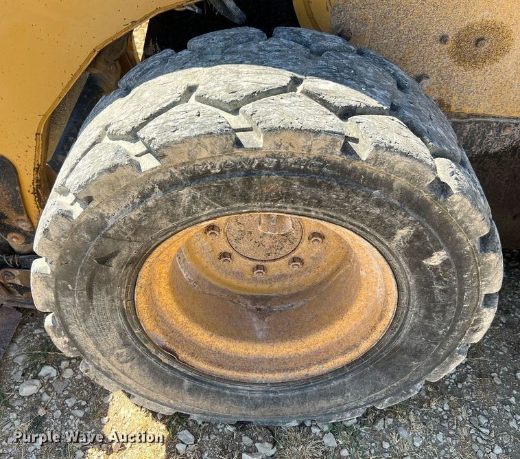image for item DQ2164 2005 Caterpillar 242B  skid steer loader
