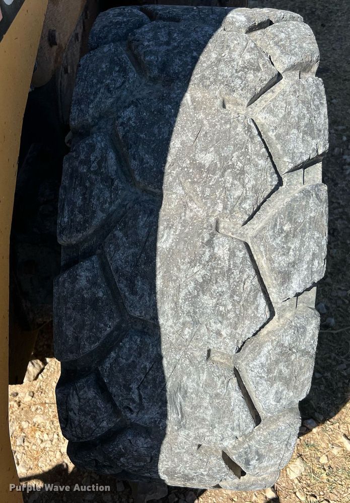 image for item DQ2164 2005 Caterpillar 242B  skid steer loader