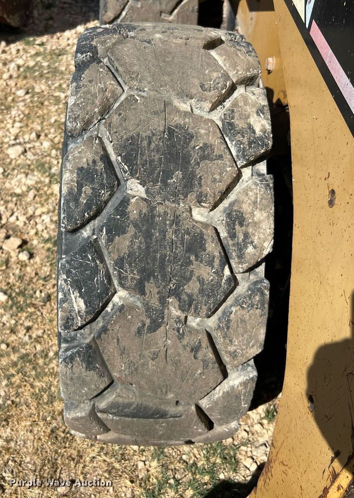 image for item DQ2164 2005 Caterpillar 242B  skid steer loader