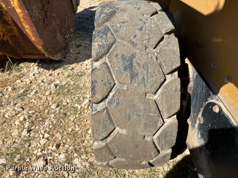 image for item DQ2164 2005 Caterpillar 242B  skid steer loader