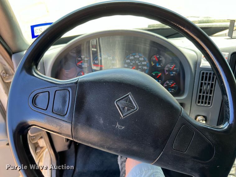 image for item DQ2166 2007 International 4300  dump truck